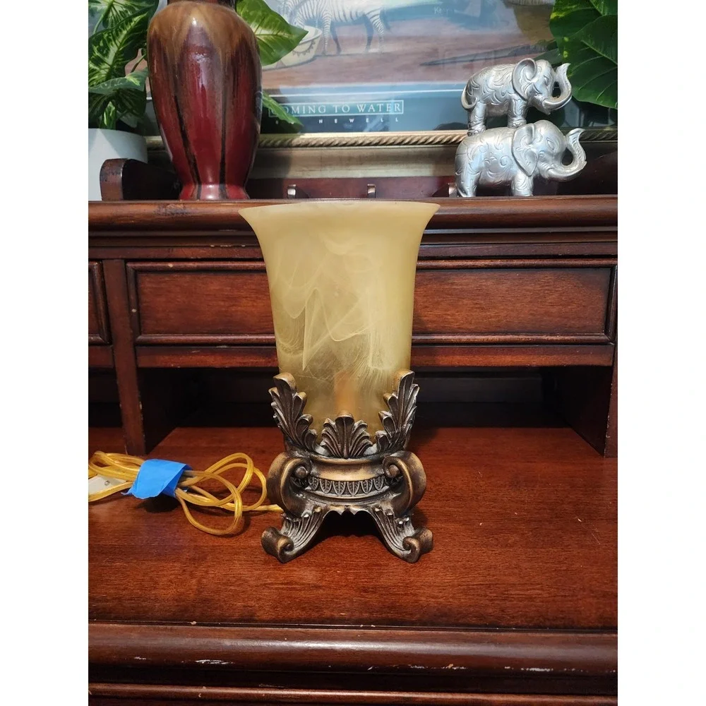 Gorgeous Tabletop Accent Lamp, Antique Gold Finish, 11
